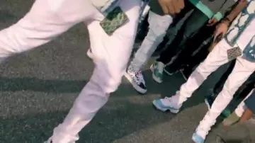 Sneakers Vans AU Old Skool in the clip, the Rolex Ayo & Teo