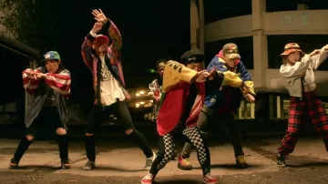 Sneakers Vans red in the clip Party for Chris Brown