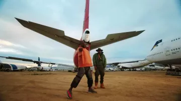 Les sneakers Yeezy 350 V2 Beluga de Kanye West dans le clip Figure it Out de French Montana