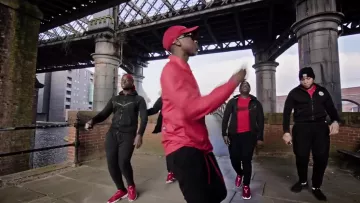Zapatillas Nike Air Max 95 Ultra rojas en el clip Afro Trap Part.8 (Never) de MHD