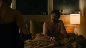 Le parfum Drakkar Noir de Guy Laroche de Sam Sylvia (Marc Maron) dans GLOW S01E08