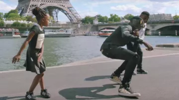 Zapatillas Adidas Superstar negras de una niña en el clip Afro Trap de MHD.9 (Faut les wet) clip