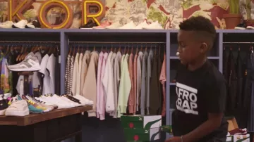 Zapatillas Adidas x Pharell Williams Tennis HU en el clip Afro Trap part.9 (Faut les wet) de MHD