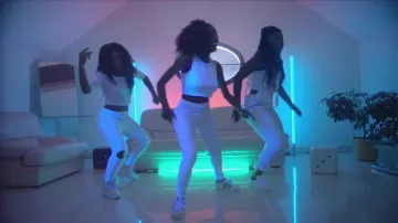 Zapatillas Adidas Superstar en el clip Ma petite de Fababy