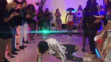 Les sneakers Converse Chuck Taylor grises dans le clip Ma petite de Fababy