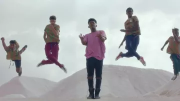 Les sneakers Converse Chuch Taylor rouges dans le clip danser de Lisandro Cuxi