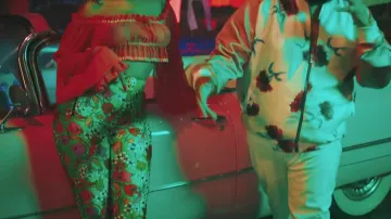 La ceinture Gianni Ver­sace verte de Rihanna dans le clip Wild Thoughts de DJ Khaled