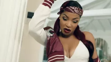 El brassiere blanco en el video musical pon U Ruff de Stony