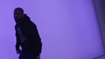 The jogging pants Owl Ovo Drake in her video clip Hotline Bling