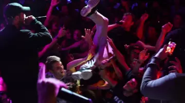 Les sneakers Nike Tuned 1 Breeze dans le clip Trophée de Vald