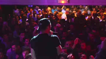 La casquette noire Lacoste de Vald dans son clip Trophée