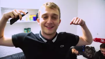 Le polo Lacoste noir de Vald dans son clip Trophée