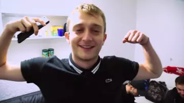 Le polo Lacoste noir de Vald dans son clip Trophée