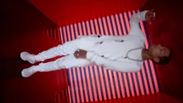 Las zapatillas Adidas Ultraboost M Triple White en el clip Swish de Kid Ink feat. 2 chainz