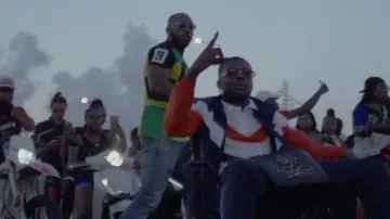 El bolso de Philipp Plein en el clip Chino de Ninho
