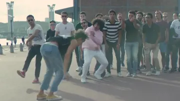 Sneakers Converse yellow in the clip I do it to Rilès