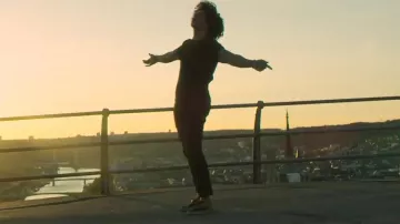 The sneakers Vans Era Suede 2 Tones Black/Beige in the clip I do it to Rilès