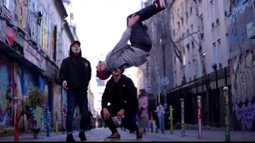 The sneakers Vans Era Suede 2 Tones Black/Beige in the clip Brothers of Rilès