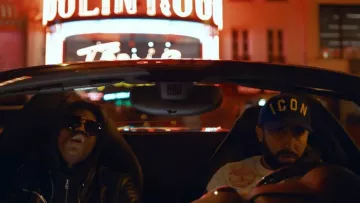 La gorra azul Dsquared2 "ICON" en el clip Como esperaba Ninho