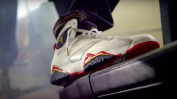 Sneakers Nike Air Jordan VII retro Olympic in the clip 23 Mike will made-it