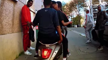 Les sneakers Nike Air Huarache dans le clip Afro Trap Pt. 3 (Champions League) de MHD