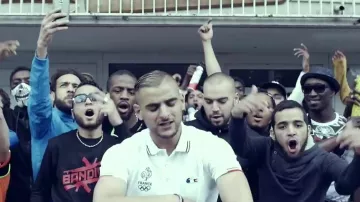 Le polo Lacoste Équipe de France Olympique dans le clip 93 empire de Sofiane
