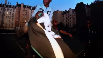 Le bomber noir The New Designer dans le clip Afro Trap Pt. 3 (Champions League) de MHD