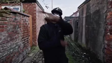 Gorra negra Adidas Tango de MHD en su afro-video Afro Trap Pt. 8 (Never)