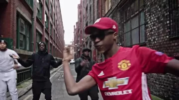 La camiseta adidas Manchester United Home 2016/17 en el video musical Afro Trap Part.8 (Never) de MHD