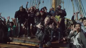 Les sneakers Nike Air Jordan 1 Retro High "Royal" dans Can't Hold Us (feat. Ray Dalton) de Macklemore & Ryan Lewis