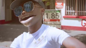 Camiseta blanca de Alexandro Fratelli de MHD en su parte de trampa afro.9 (Faut les wet) clip