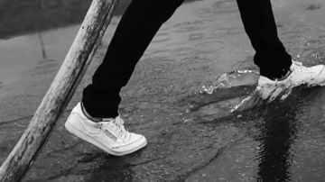Zapatillas Reebok Club C 85 en el video musical L.U.T.T.E de La Peste