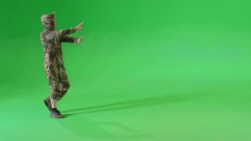 Les chaussures Nike Air Max 90 Mid Winter green dans le clip Eurotrap de Vald