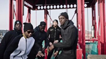 La chaqueta Nike en blanco y negro de MHD en su video musical Afro Trap Pt. 8 (Never)