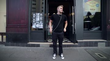 Shoes Converse of Vald in his clip Urban