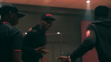La gorra de Gucci en el video musical Afro Trap Pt. 6 (Molo Molo) de MHD