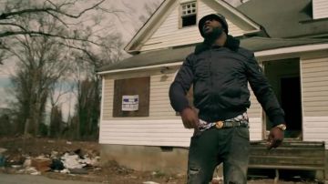 La ceinture Versace de Gradur dans son clip #LHOMMEAUBOB