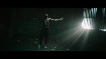 Sneakers Adidas Yeezy Boost V2 zebra in the clip I write of Alonzo
