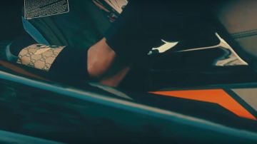 Las mulas supremas de GG Gucci de Alonzo en su clip Bagarre