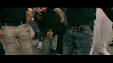 El cinturón de Salvatore Ferragamo en el clip de #LHOMMEAUBOB de Gradur