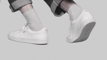 Zapatos Puma Suede White Leather en el clip R2D2 de Lomepal
