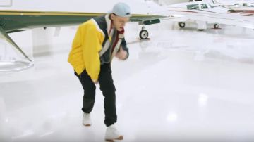 Zapatos de cuero Reebok Classic de Loud en su clip de 56K