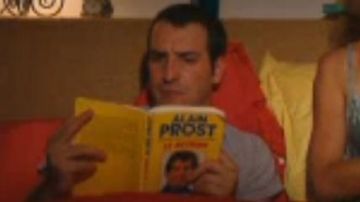 Le livre Alain Prost, le retour que lit Chouchou (Jean Dujardin) dans la série Un gars, une fille