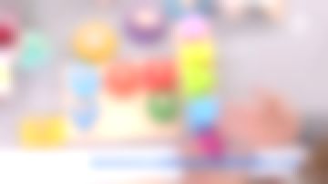 Le jeu d'encastrements couleurs et formes vu dans La maison des maternelles du 26/09/2017