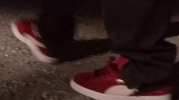 Les chaussures Puma red suede classic de Youssoupha dans son clip Niquer ma vie