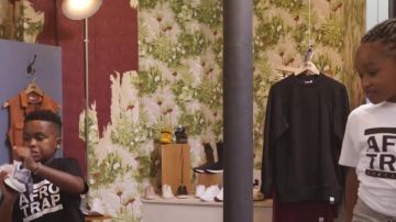 Zapatillas ascendentes Reebok Sock Runner en el video musical Afro Trap Pt. 9 (Faut les wet) de MHD