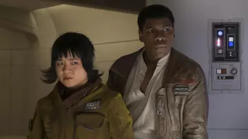 La chemise col mao de Finn (John Boyega) dans Star Wars, épisode VIII : Les Derniers Jedi