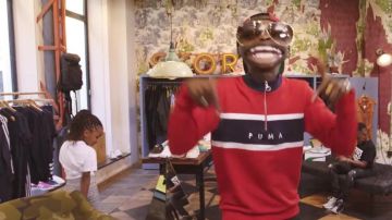 Zapatos Adidas Gazelle Mesh rosa neón en el clip Afro Trap part.9 (faut les wet) de MHD