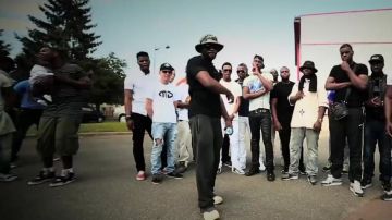 Shoes red Vans in the clip SMS Remix Black Brut & Gradur