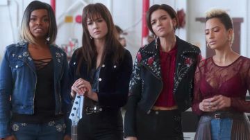 Chaqueta vaquera BEBE de Caridad (Venzella Joy) en Pitch Perfect 3